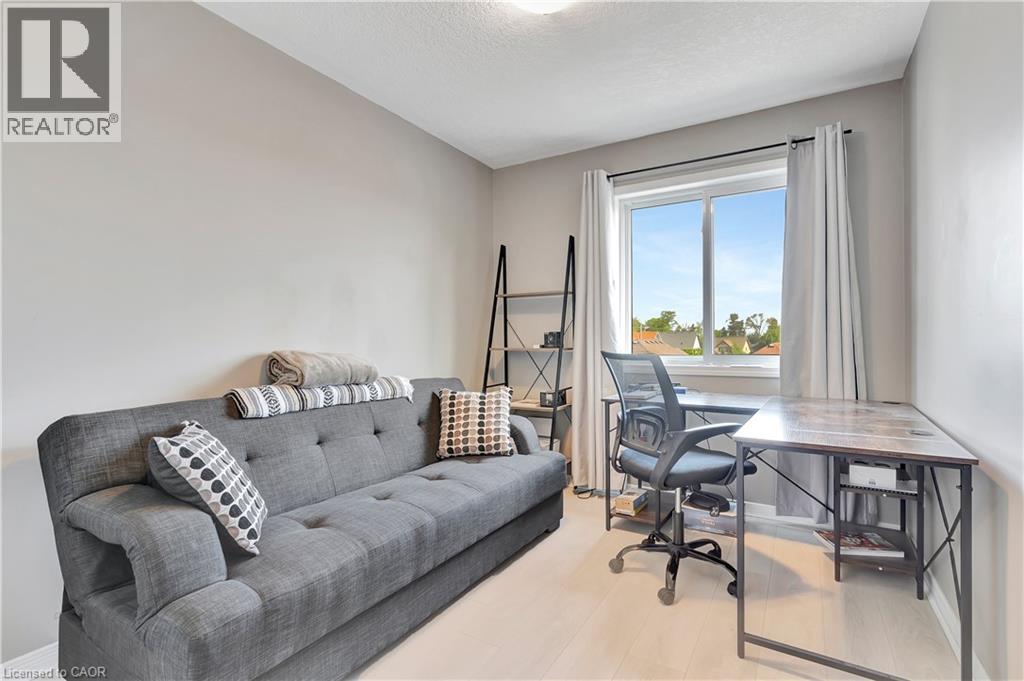 935 ZELLER Crescent thumbnail 30