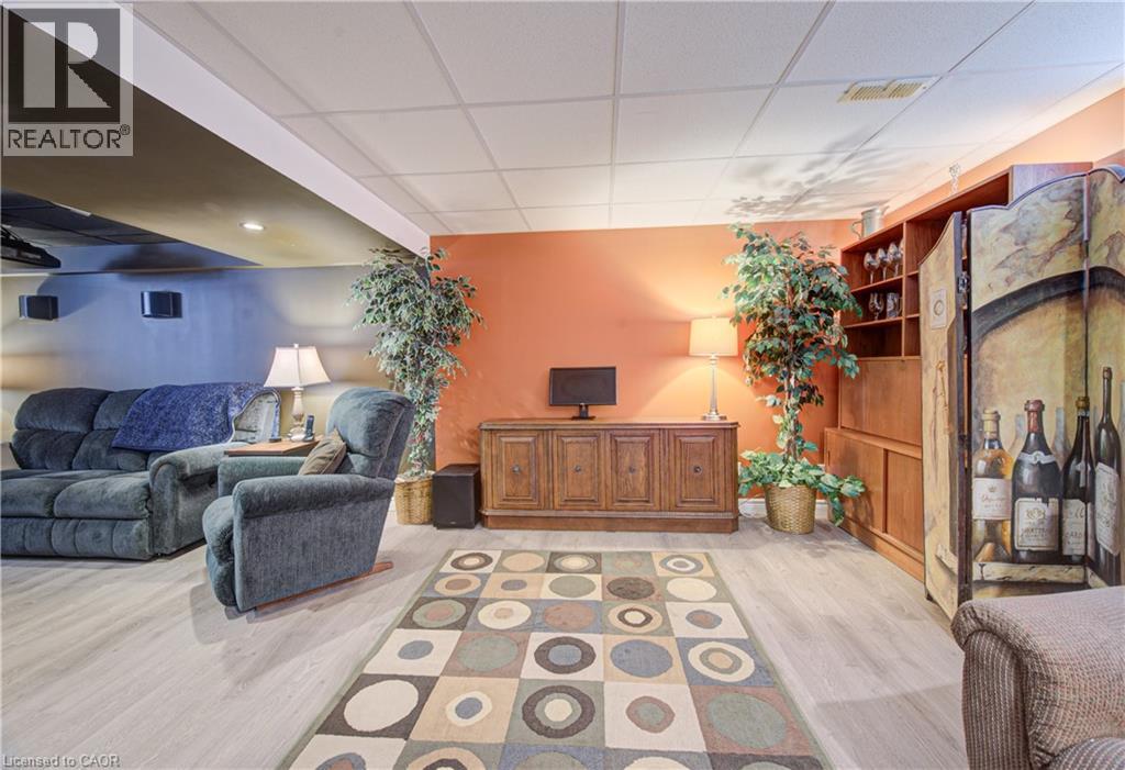 699 COMMONWEALTH Crescent thumbnail 29