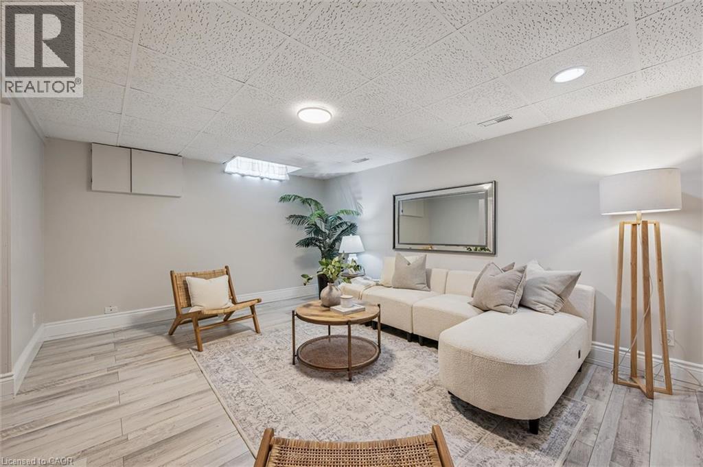 694 HIGHPOINT Avenue Unit# B thumbnail 24