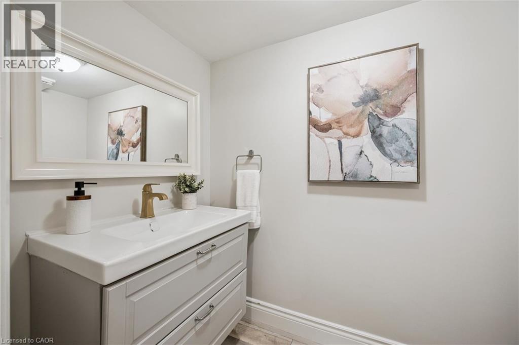 694 HIGHPOINT Avenue Unit# B thumbnail 28