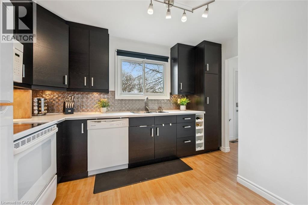 423 CADBURY Court Unit# A thumbnail 16