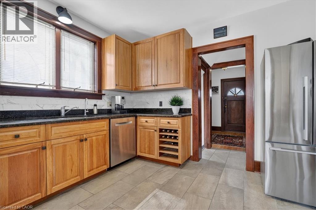 859 QUEEN'S Boulevard thumbnail 14