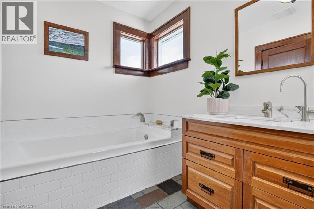 859 QUEEN'S Boulevard thumbnail 24
