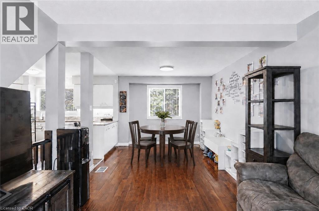 692 GRANGE Crescent thumbnail 10