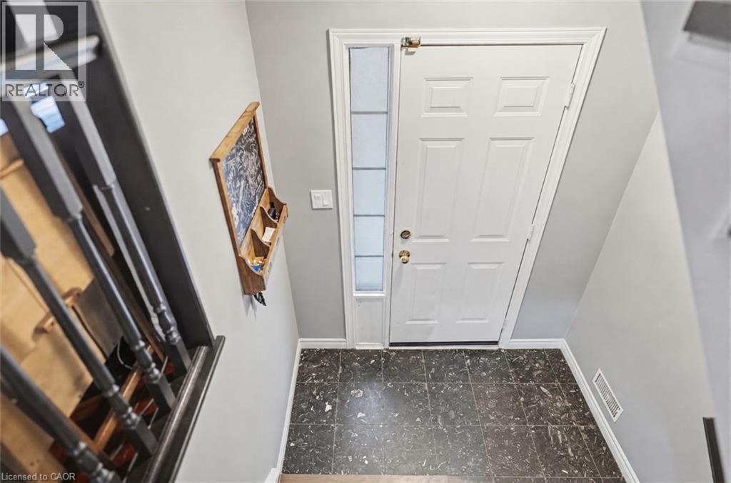692 GRANGE Crescent thumbnail 3