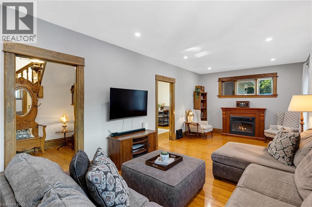 630 LAWRENCE Street thumbnail 10