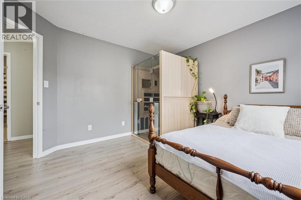 707 COMMONWEALTH Crescent thumbnail 21